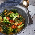 Curry z ciecierzycą i jarmużem