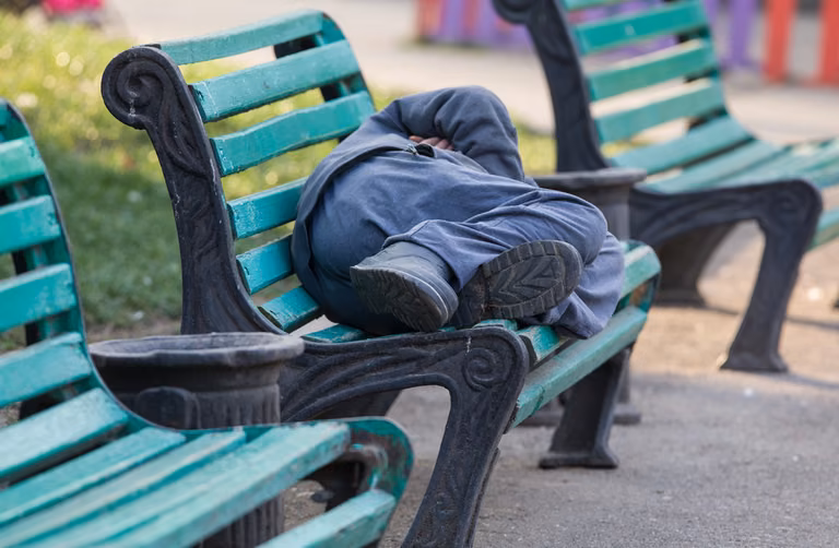 30 tysięcy kary za spanie na ławce. Mężczyzna z Bielska-Białej słono zaplaci