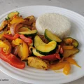 Kurczak curry z papryką i cukinią