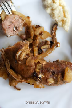 Pieczona biała kiełbasa z cebulą