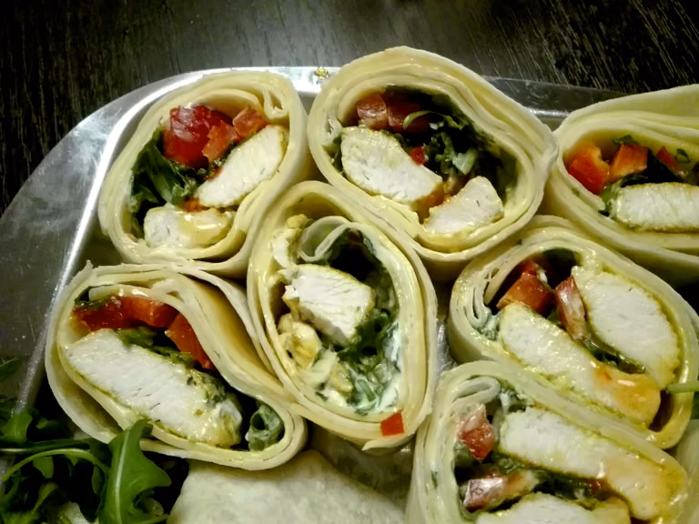 Tortilla z kurczakiem i rukolą
