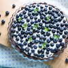 Tarta z mascarpone, bitą śmietaną i borówkami