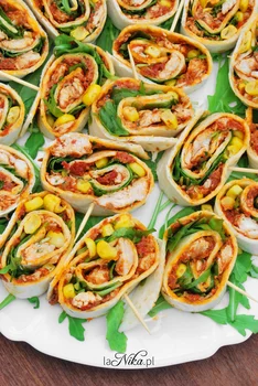 Mini tortille z kurczakiem, pesto, kukurydzą i rukolą