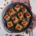 Orkiszowe ciasto razowe z sezamem i orzechami