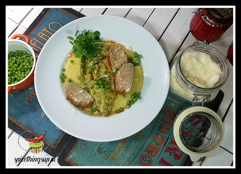 Polenta ze szparagowym sosem i polędwiczką wieprzową.