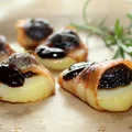 Ziemniaki pieczone z wędzoną śliwką, otulone boczkiem