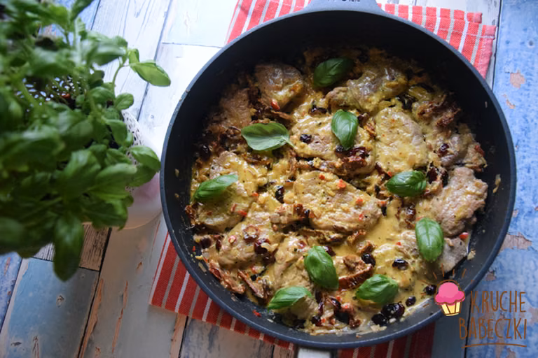 POLĘDWICZKI WIEPRZOWE W SOSIE Z BALLANTINES, ŻURAWINĄ, CHILLI I SUSZONYM POMIDOREM