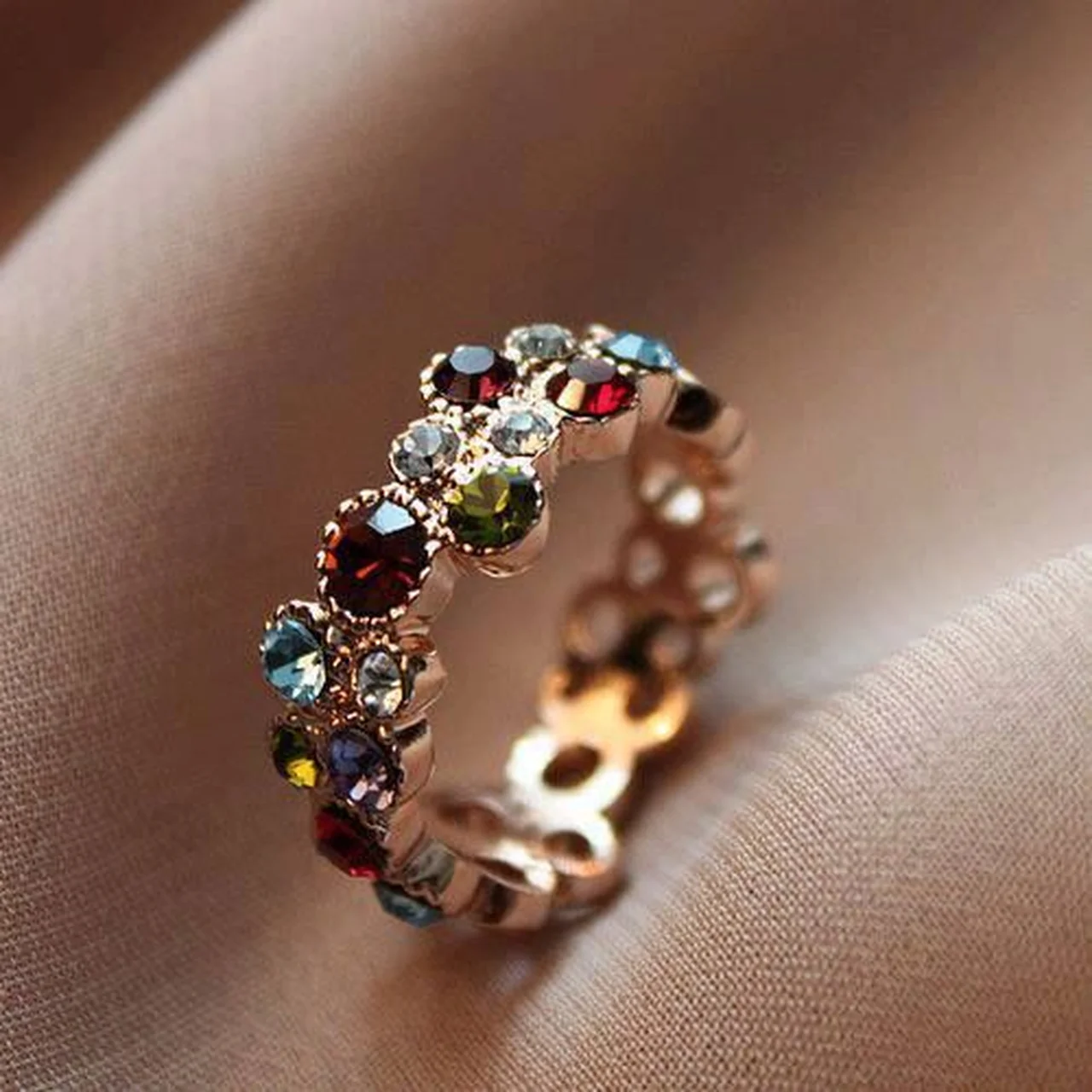 Piękny pierścionek z kamieniami