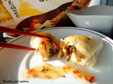 Fit sajgonki z łososiem i warzywami