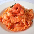 Makaron z krewetkami i chili w sosie pomidorowym