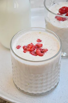 Koktajl bananowy z zielonym jabłkiem i malinami