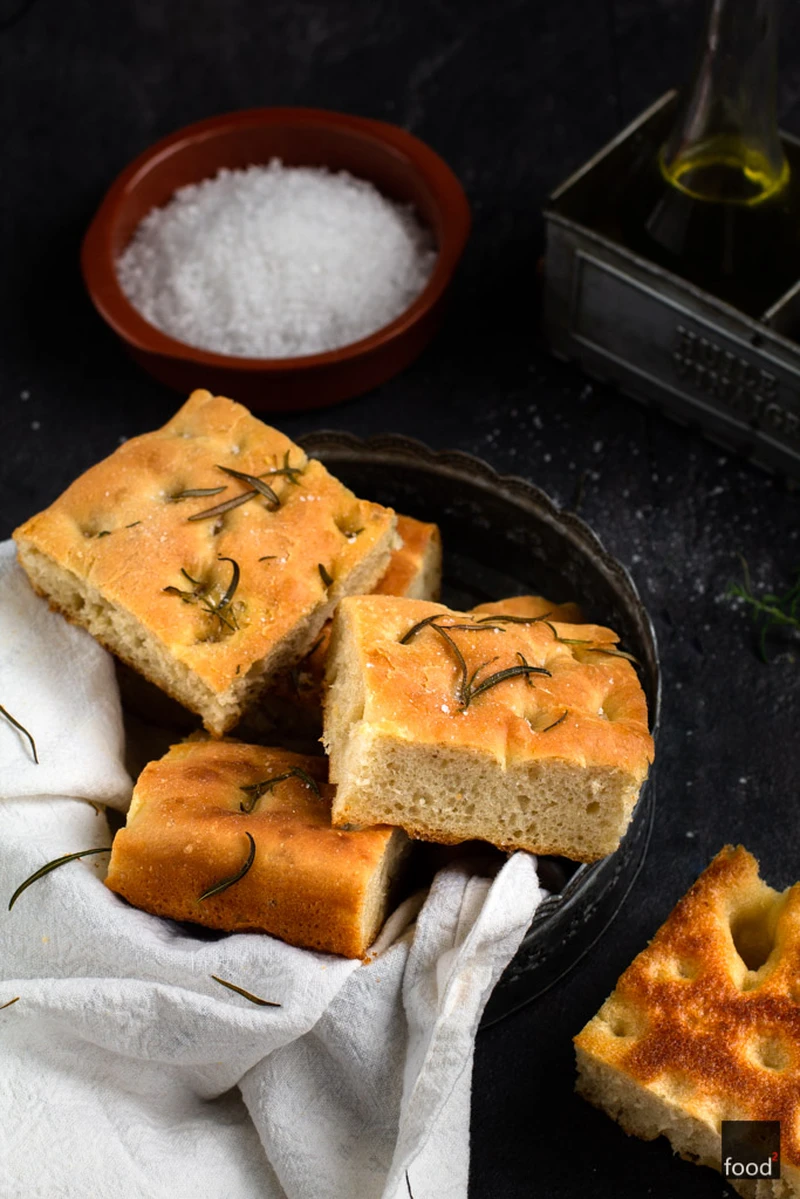 Focaccia na zaczynie poolish z rozmarynem