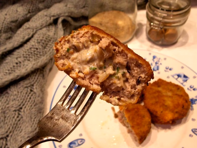 KOTLETY MIELONE Z FARSZEM PIECZARKOWO-SEROWYM
