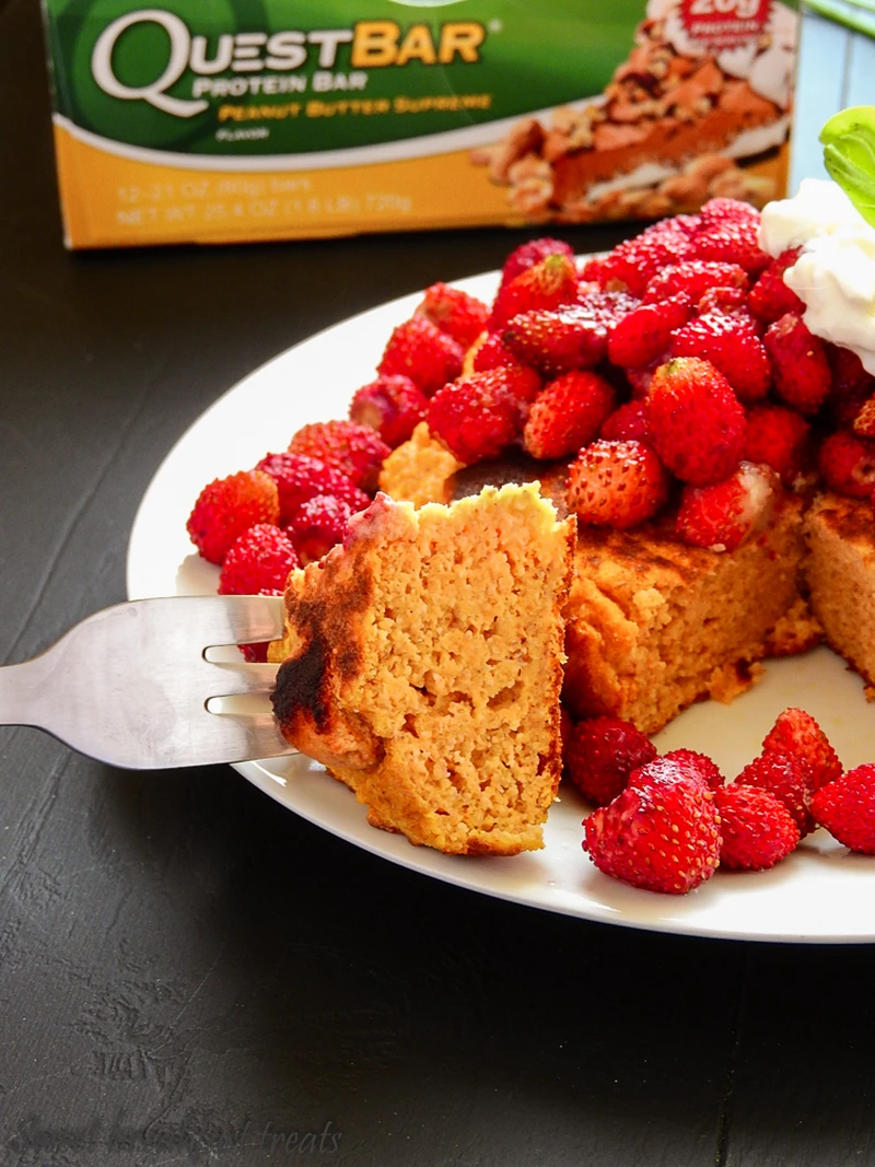 PROTEINOWY OMLET Z DYNIĄ I QUEST BAREM