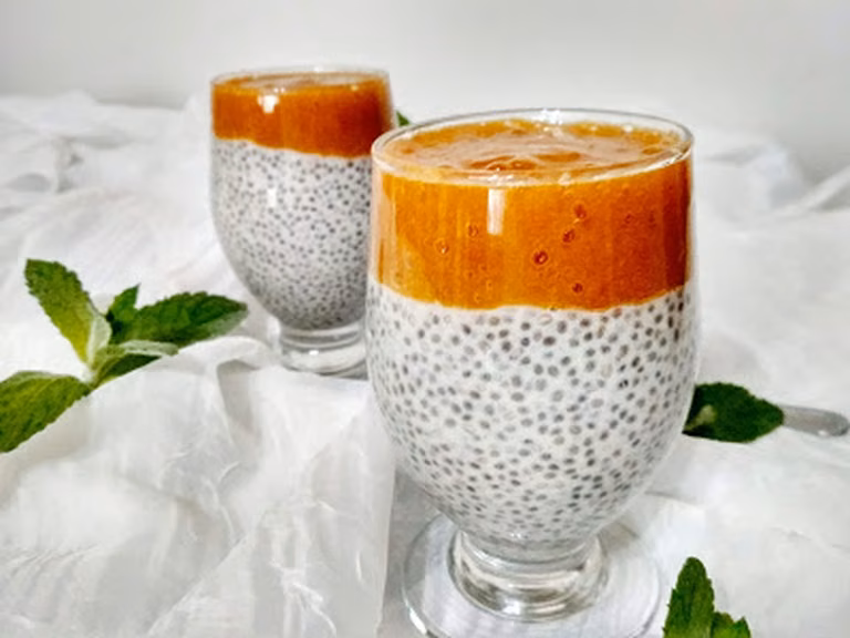 Bananowy pudding chia z musem morelowym