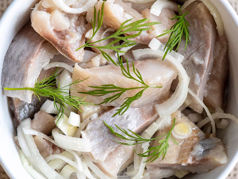 Zaskakująca i prosta "Metoda Paluszka"!  Zobacz, jak długo moczyć śledzie, by miały najlepszy smak!