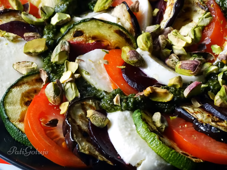 Warzywne caprese z pistacjami
