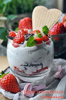 Deser stracciatella z truskawkami