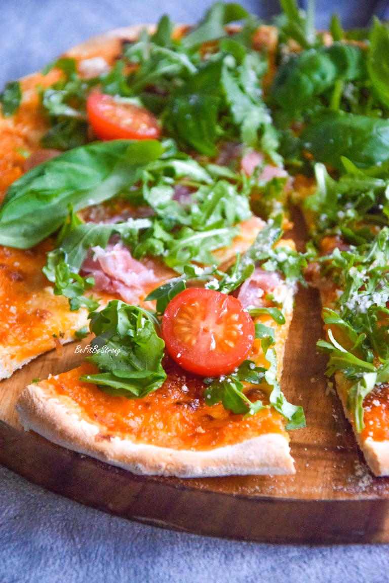 Domowa lekka pizza z rukolą i prosciutto