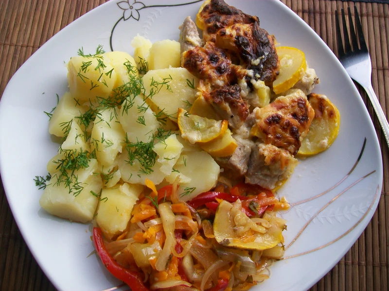 Schab z cukinią zapiekany pod sosem serowym
