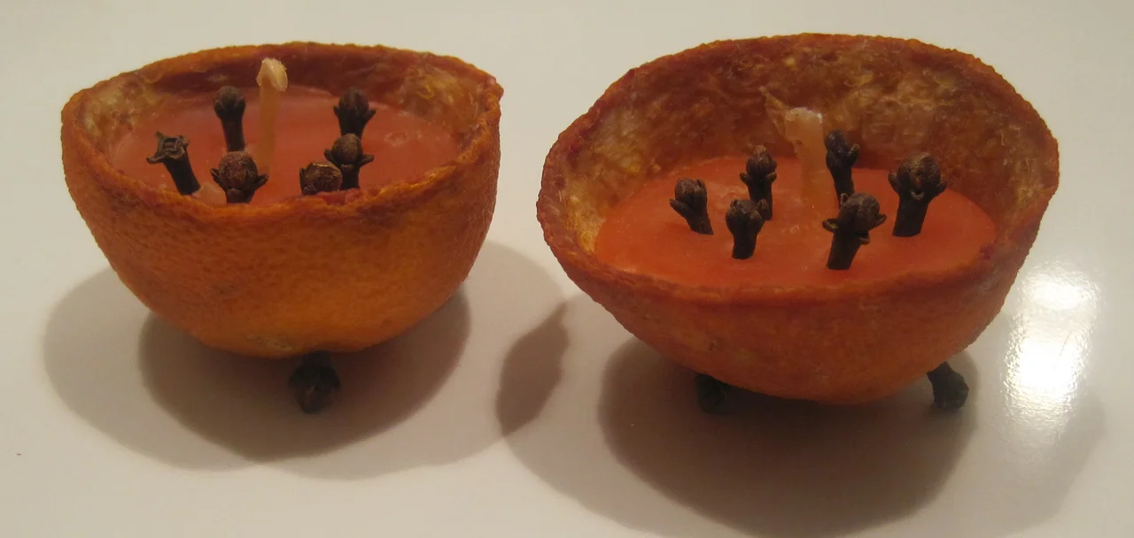 Na wigilijny stół pachnąca goździkami lub cynamonem świeczka w skórce pomarańczy