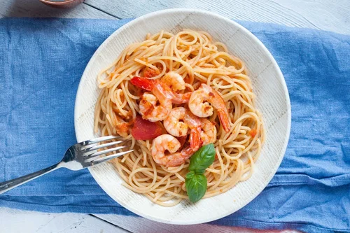Makaron z krewetkami w sosie pomidorowym
