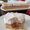 Ciasto z jabłkami i bezową pianką.