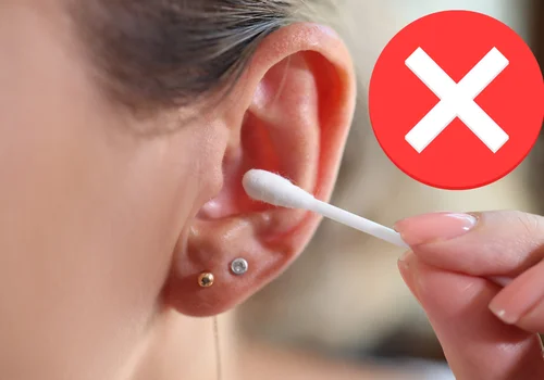 Masz zatkane ucho? Nigdy tego nie rób – ryzykujesz uszkodzenie słuchu