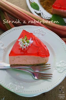 Sernik na zimno z karmelizowanym rabarbarem