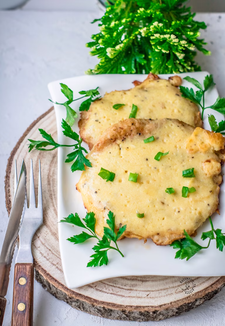SMAŻONY SCHAB Z PASTĄ SEROWĄ