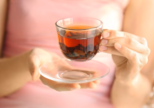 Naturalne napary na wiosnę - które naprawdę działają, a które to mit?
