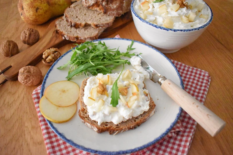 Pasta kanapkowa z gorgonzolą, ricottą, gruszką i orzechami włoskimi