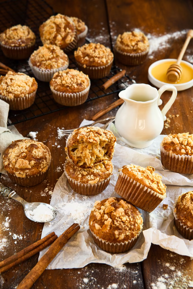 Orkiszowe muffinki cynamonowo-jabłkowe z kruszonką