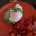 Idealne śniadanie: Grzanka z jajkiem sadzonym i awokado