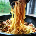 Spaghetti z łososiem wędzonym i z pomidorami suszonymi