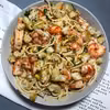 PIĄTEK: SPAGHETTI Z KREWETKAMI, GRZANKAMI I PISTACJAMI