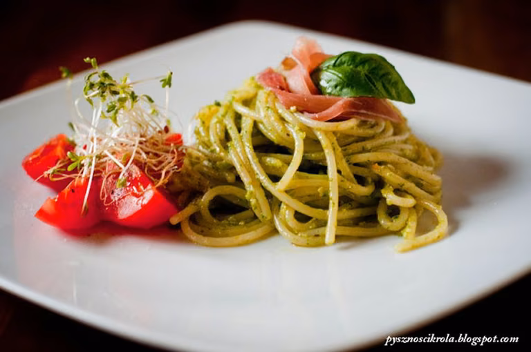 Spaghetti z pesto z rukoli i szynką westfalską