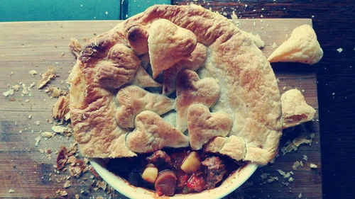 Gulasz pod ciastem francuskim