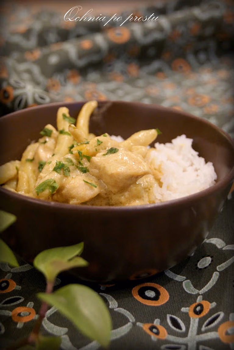 Kurczak curry z fasolką szparagową i ryżem