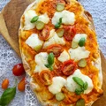 Szybka pinsa z mozzarellą i sosem paprykowym | Słodkie okruszki