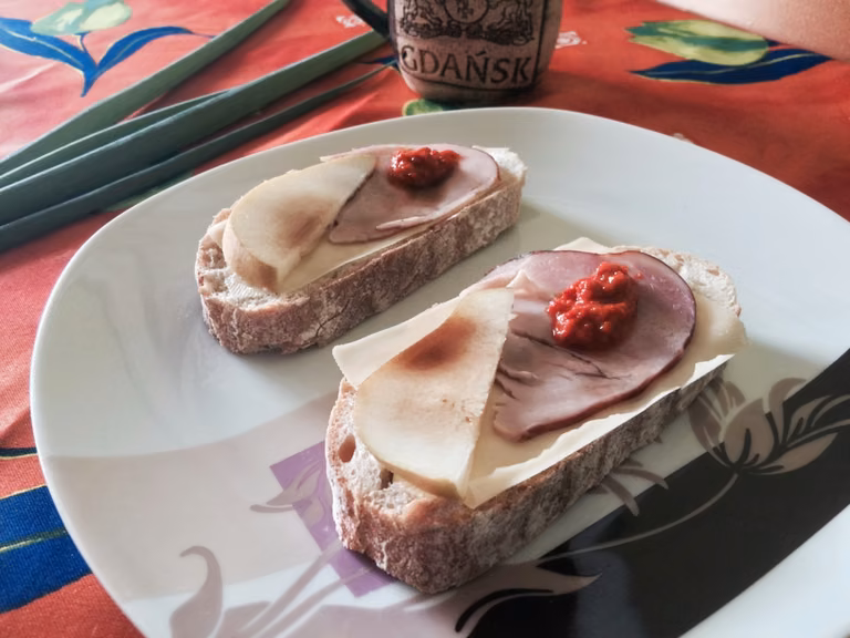 Kanapka z gruszką i ajvarem