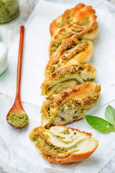 PLECIONY CHLEBEK Z BAZYLIOWYM PESTO