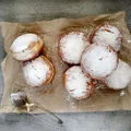 Tradycyjne pączki z marmoladą