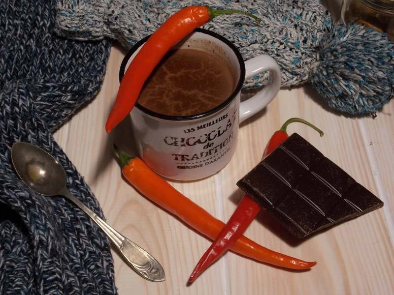 ROZGRZEWAJĄCY NAPÓJ CZEKOLADOWY Z NUTĄ CHILLI