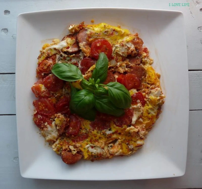 Fritatta z kiełbasą i pomidorkami
