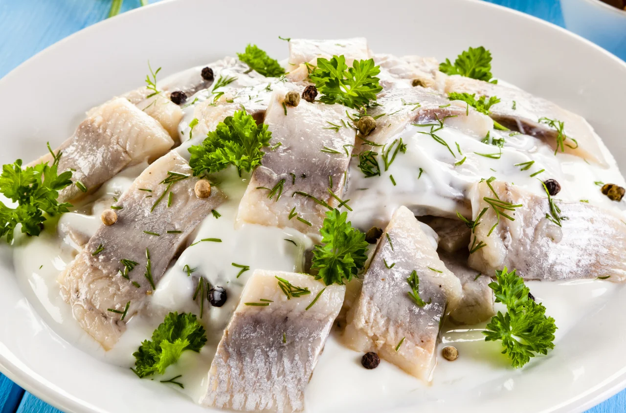 Świąteczne śledzie w nowych wersjach - te 5 przepisów robi furorę w polskich domach!