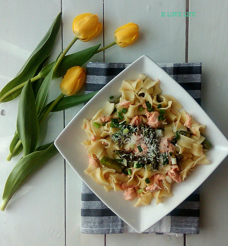 Tagliatelle z łososiem i szparagami