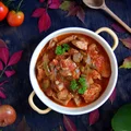 Wieprzowy gulasz w sosie pomidorowym