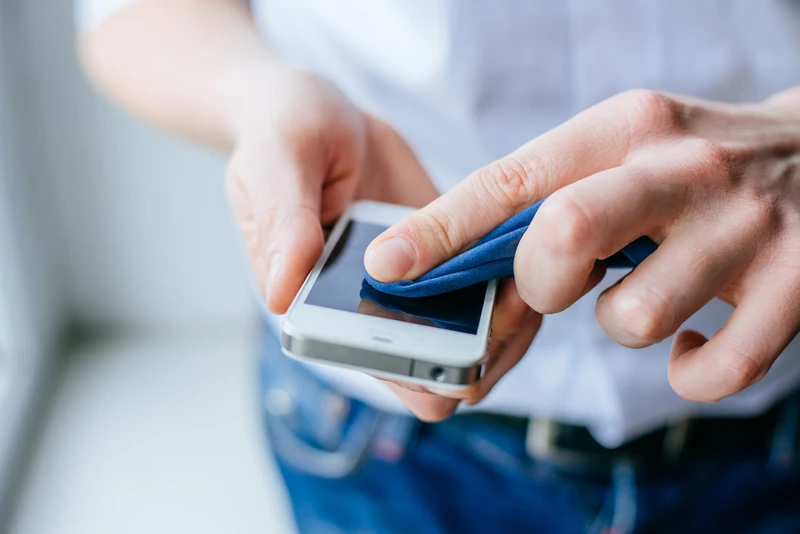 Czym wyczyścić EKRAN telefonu?
