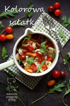 Makaronowa sałatka z pomidorami